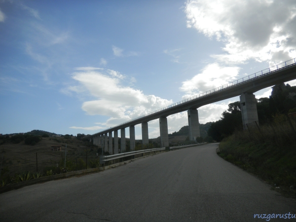Nicosia'ya giderken... Tabelalar bizi yanlış mı yönlendirdi, üstteki yolda olmamız gerekmiyor mu?