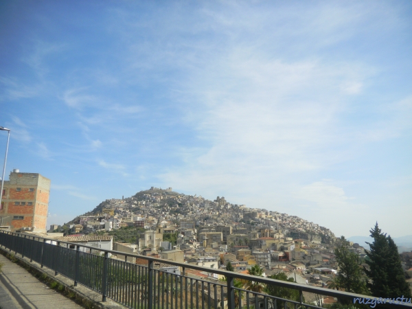 Nerede bir tepe, orada bir kasaba.