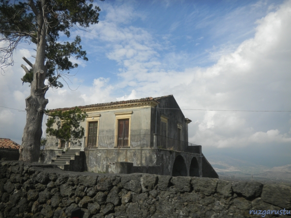 Etna'nın gölgesinde dik duran evler