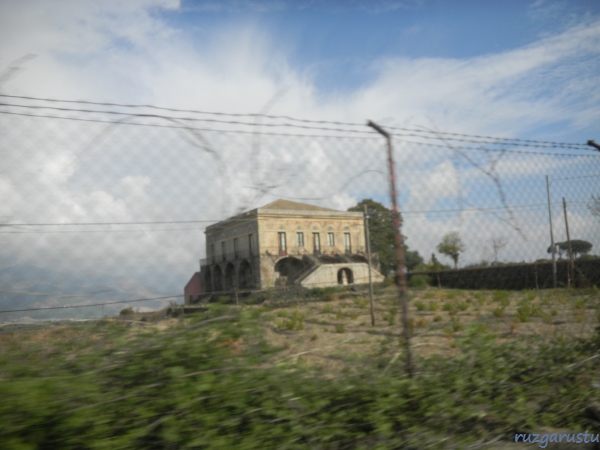 Pan tekniğini hep hareket eden bisiklet/motorsiklet üzerinden anlatırlar ya, bu da farkında olmadan ona tepki olarak doğmuş, 'hareket eden bisiklet üzerinden duran objenin fotoğrafı' sanki. Bir yandan pedallar bir yandan elleri bırakıp çekersen bu kadar oluyor:)