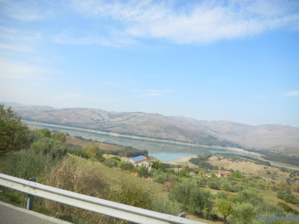 Agira - Regalbuto arasında bize eşlik eden Lago Pozzillo