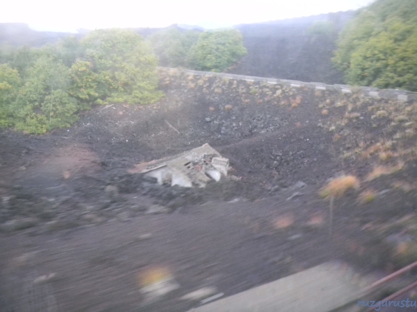 Yol boyunca lavların altında kalmış harabeler gözümüze çarpıyor