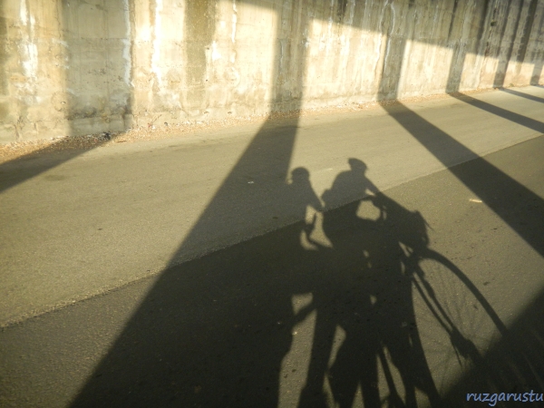 Gölgeler uzuyor, akşamı ettik.