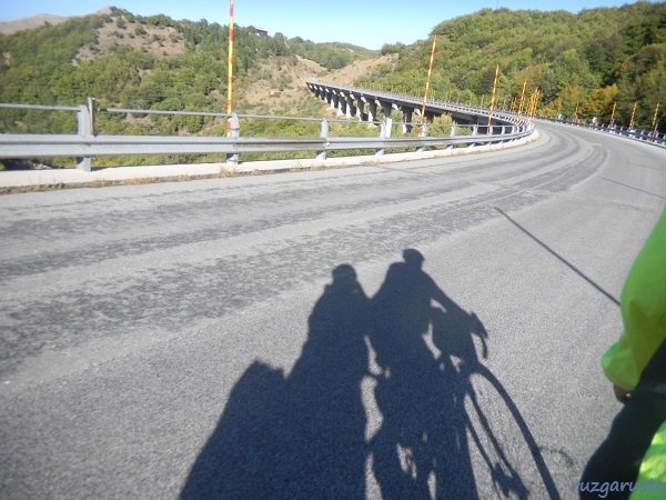 Bereler, rüzgarlıklar, en arkadaki yüklü bagajımız...