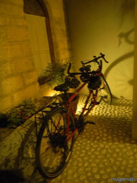 Bisikletimizin de dinlenmeye ihtiyacı var, artık akşam oldu ve oteldeyiz