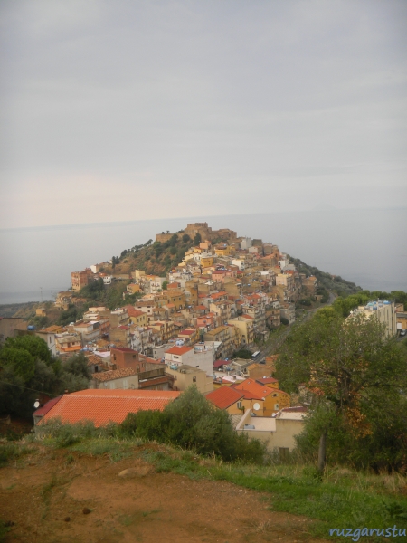 SP168 yolundan denize inerken bizi karşılayan Caronia kasabası