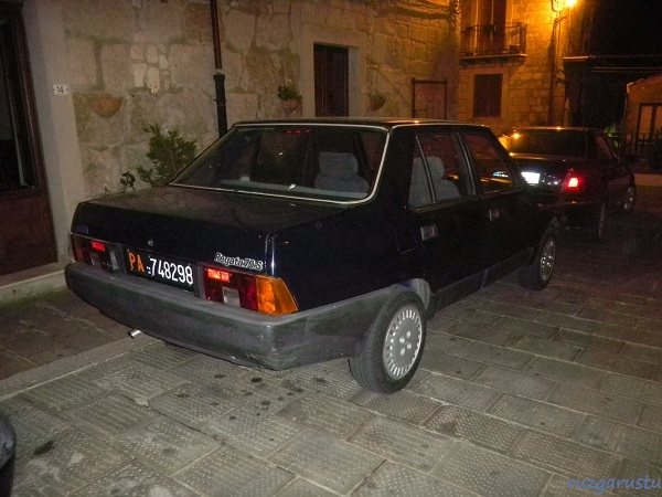 Bizdeki Şahin'in atası Fiat Regata! Sahipleri pazar günleri pencereyi açıp son ses Bocelli dinliyorlarsa hiç şaşırmam.